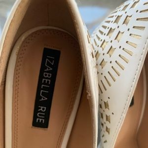 White 4 inch izabella rue pumps with gold designs.